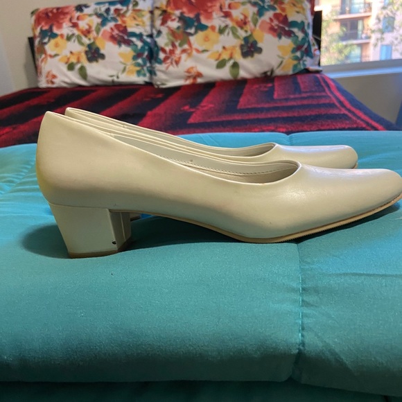 White small heels - Picture 4 of 5